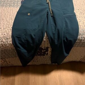 Fabletics women’s Caribbean blue jogger scrubs